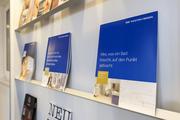 Produktkataloge im Badschauraum der Albert Stimmer GmbH in Taufkirchen