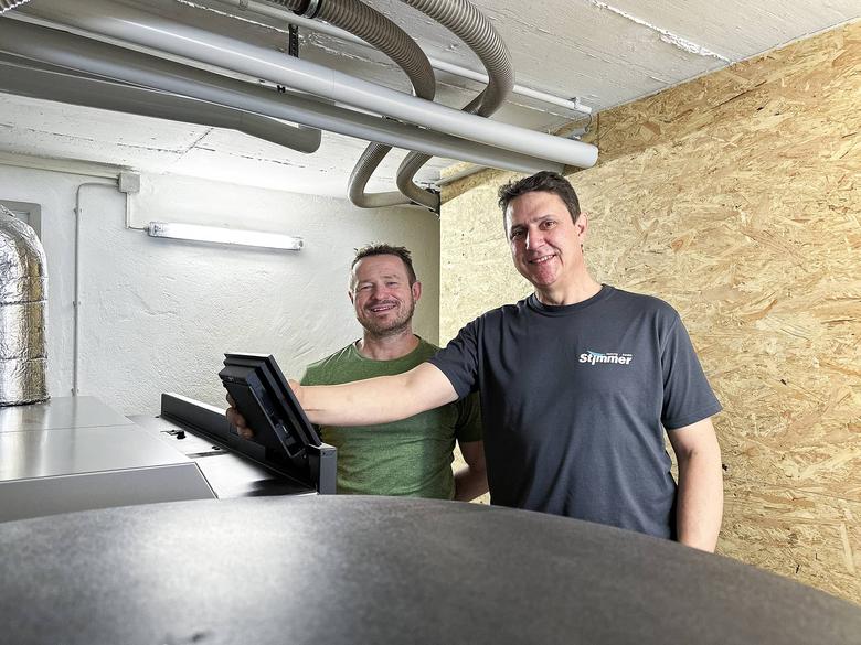 Albert Stimmer und Herr Bichlmaier freuen sich über die neue Heizungsanlage